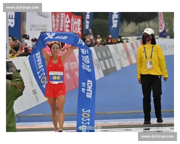 成马夺冠摔过终点！管油胜的 2 小时 16 分与草根韧劲